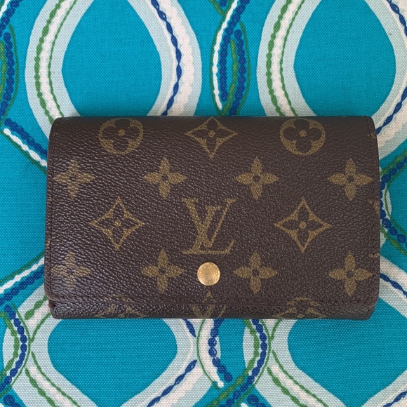 Beautiful Louis Vuitton Monogram Wallet - Picture 2 of 14